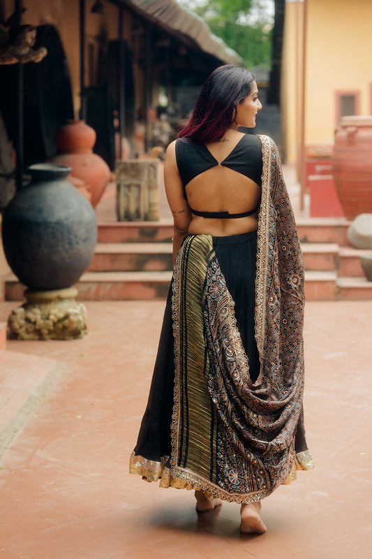 Sleeveless Black Blouse - Anjanase