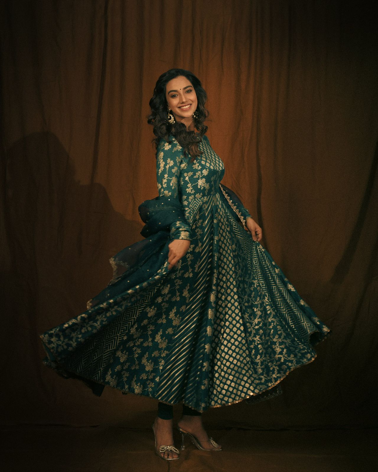 Meenakshi Chaudhary Anarkali Set - Anjanase