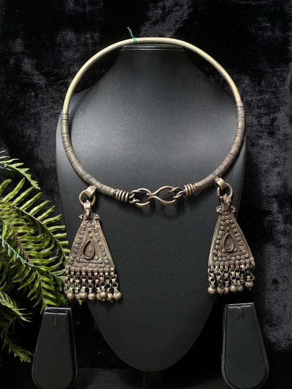 Hasli with 2 Triangle Pendants - Anjanase