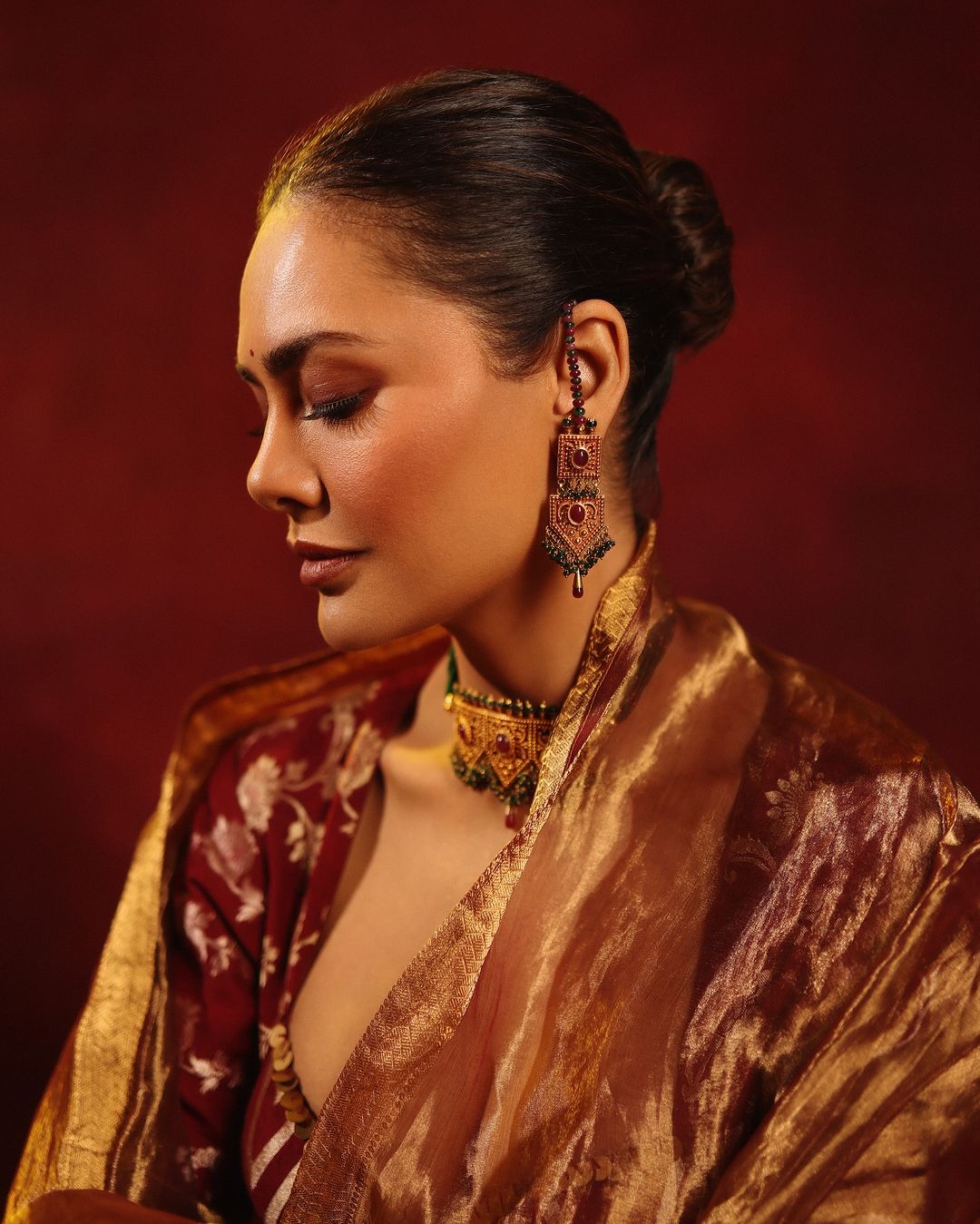 Esha Gupta Saree