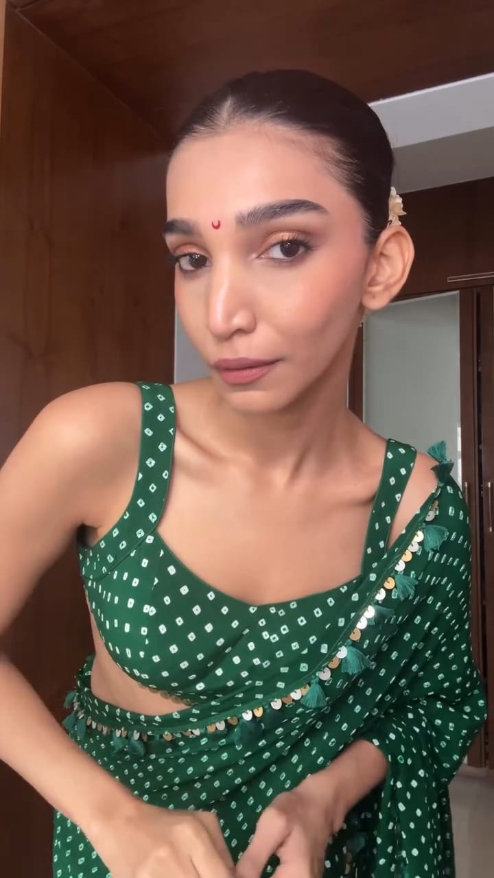 Juhi Godambe Saree